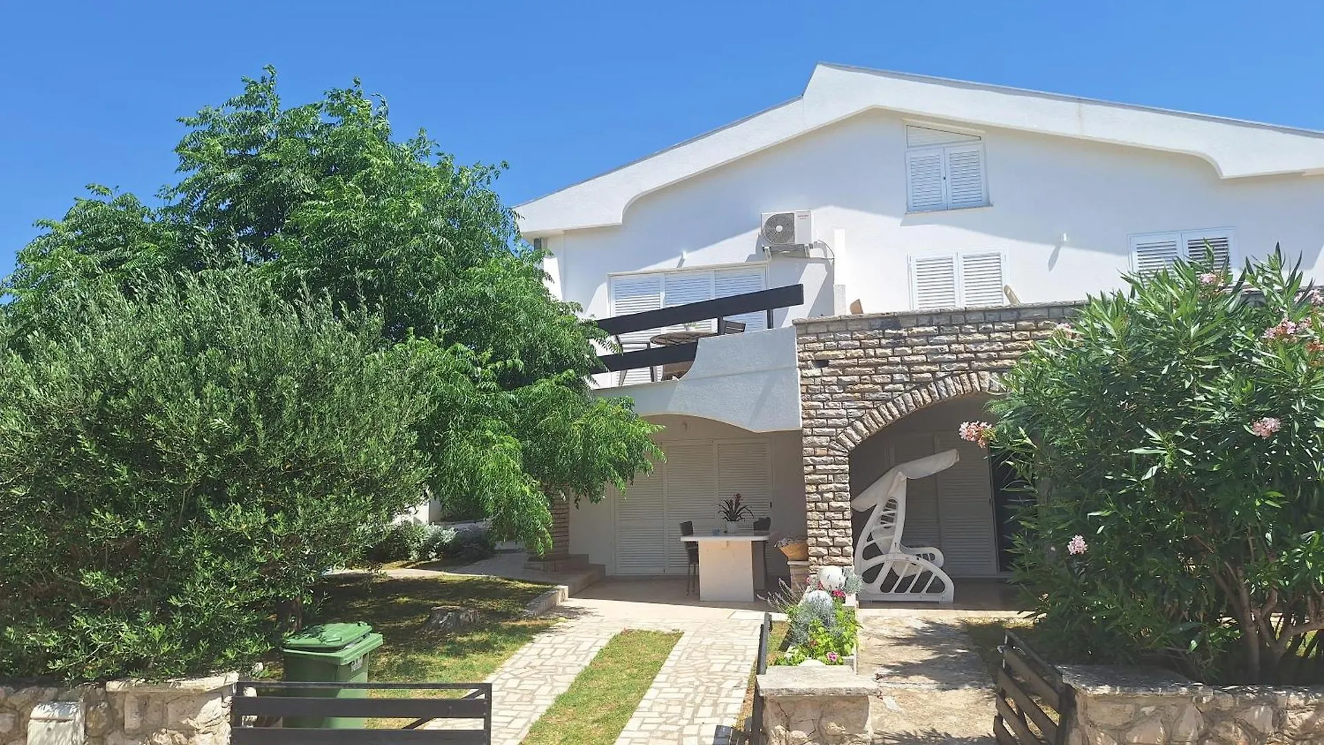 Apartment Seka With Terrace Povljana Croatia
